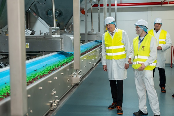 Mark Brzeziski, ambasador Stanw Zjednoczonych w Polsce odwiedzi kompleks fabryczny firmy Mars (1)
